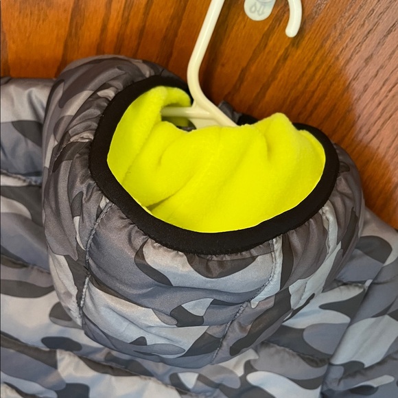 OshKosh B'gosh Gray Camo Puffer Jacket with Neon Yellow Lining, 12 Months - Picture 10 of 12